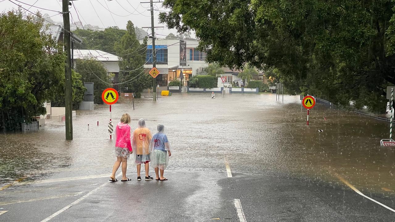 Flood outside Milton State school – Photo Steve Pohlner