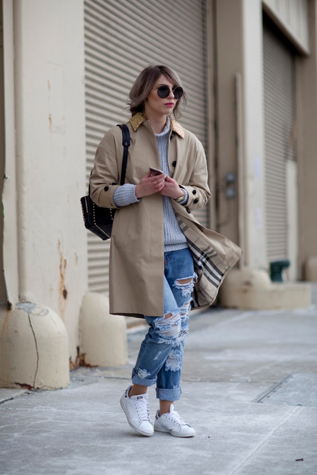 Trench coat deals white sneakers