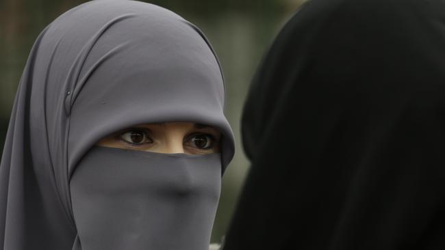 Sharia law decrees that men and women dress modestly.