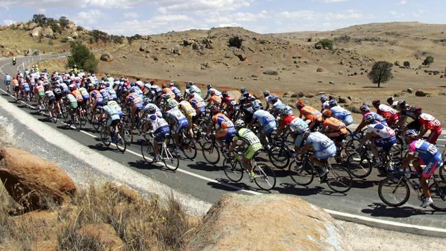 The peloton makes its way along the road from Mannum during stage 4 of the 2017 Tour Down Under.