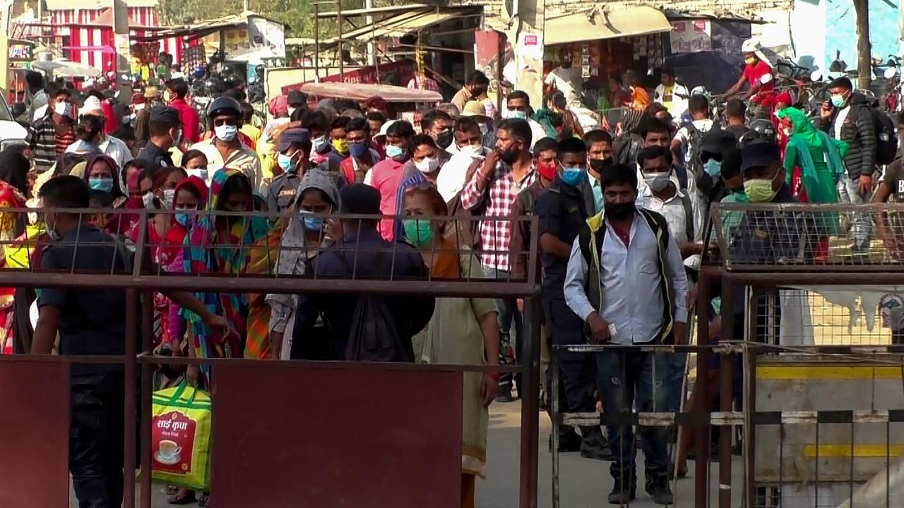 Nepali migrants workers gather at the India-Nepal border as they return to Nepal, in Jamunaha near Nepalgunj, some 650 km west of Kathmandu. (Photo by – / AFP)