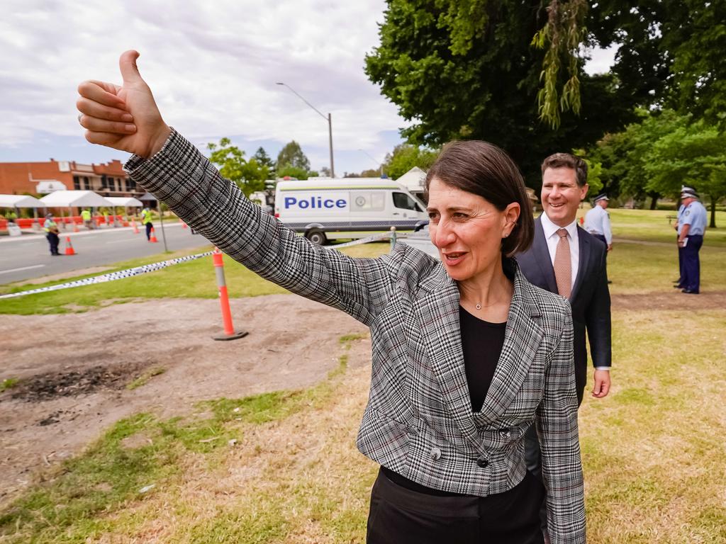 Gladys Berejiklian on Sunday waved to people passing through the NSW-Victoria border check point for the last time. Picture: NCA NewsWire / Simon Dallinger