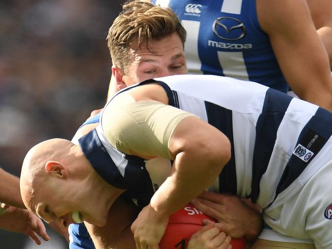 Shaun Higgins of the Kangaroos (left) and Gary Ablett of the Cats contest during the Round 12 AFL match between the Geelong Cats and the North Melbourne Kangaroos at GMHBA Stadium in Geelong, Saturday, June 9, 2018. (AAP Image/Julian Smith) NO ARCHIVING, EDITORIAL USE ONLY