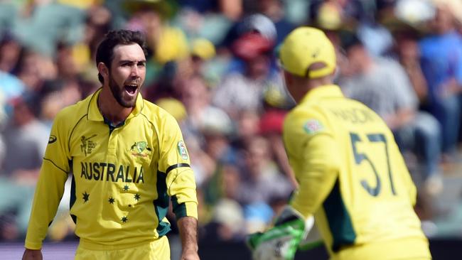 Australian cricketers Glenn Maxwell (L) and Brad Haddin celebrate the wicket of Pakistani batsman Umar Akmal during the 2015 Cricket World Cup quarter-final match between Australia and Pakistan in Adelaide on March 20, 2015. AFP PHOTO / INDRANIL MUKHERJEE -- IMAGE RESTRICTED TO EDITORIAL USE - STRICTLY NO COMMERCIAL USE--