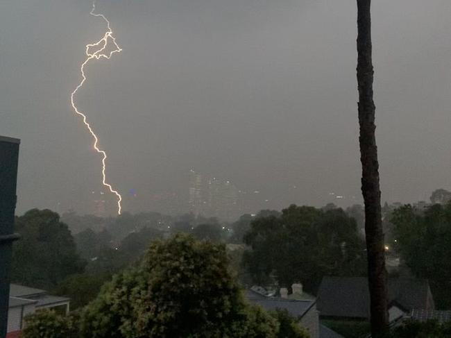 Sydney Storms, Lightning strikes over sydney https://twitter.com/benwpratt/status/1075316416314630144