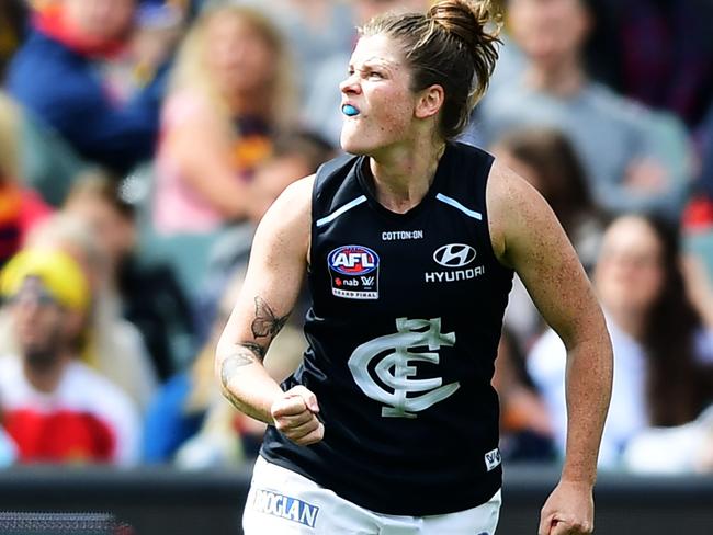 Brianna Davey kicks a goal in the 2019 AFLW grand final.