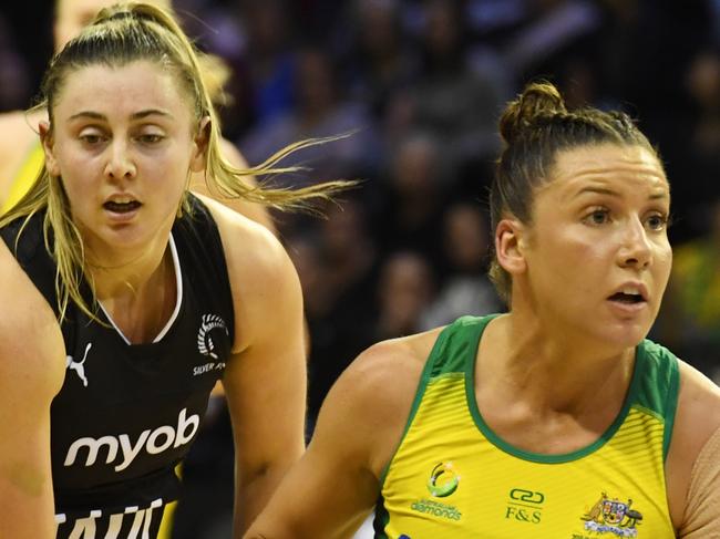 Kelsey Browne of Australia, right, plays in front of Gina Compton of New Zealand in the netball Constellation Cup game between the New Zealand Silver Ferns and Australian Diamonds, TSB Arena, Wellington, New Zealand, Thursday, October 18, 2018 (AAP Image/SNPA, Ross Setford) NO ARCHIVING, EDITORIAL USE ONLY