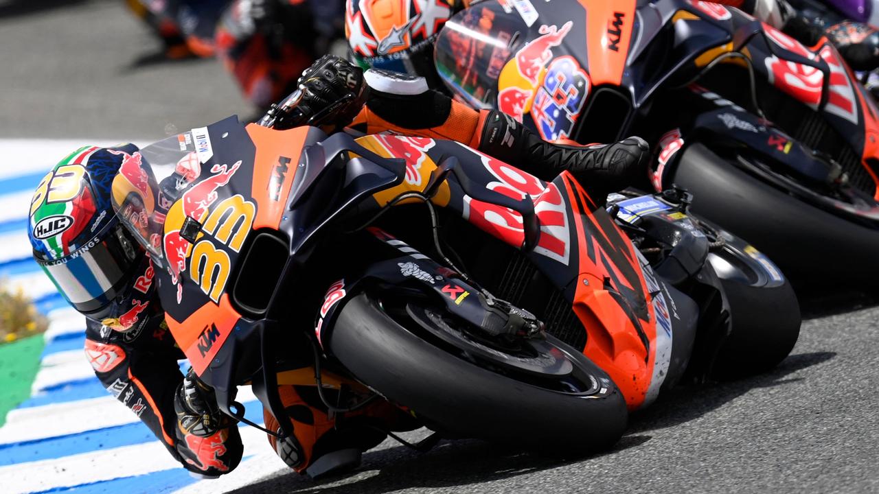 KTM Red Bull Brad Bender (a sinistra) precede il pilota australiano della KTM Jack Miller.  (Foto di JORGE GUERRERO/AFP)