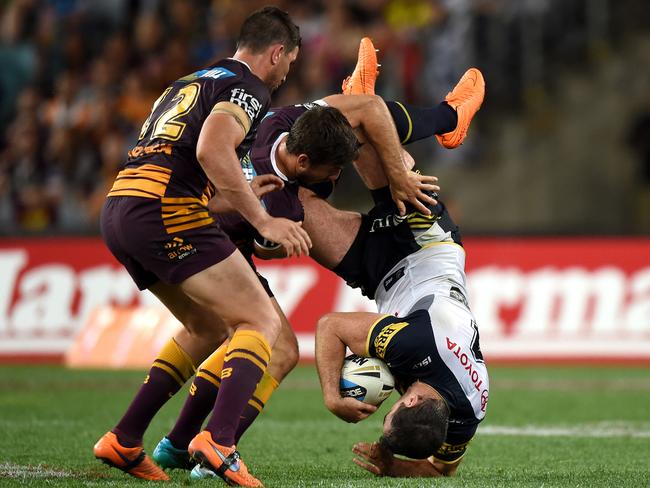 Kane Linnett is placed in a dangerous position in a Ben Hunt lifting tackle.
