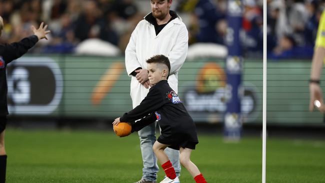 Hunter spots an option. Picture: AFL Photos