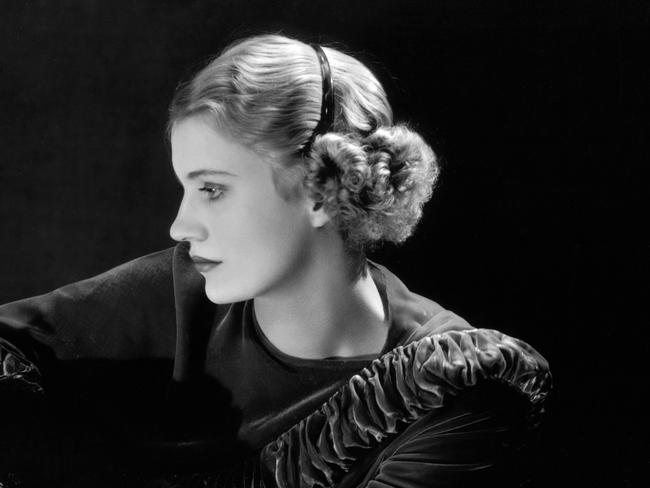 This portrait was shot to show the hair band which was made of a revolutionary new material called plastic. Lee used a half plate studio camera which could not focus at close range, so she had to shoot this full frame shot, and make an enlargement for the close-up.