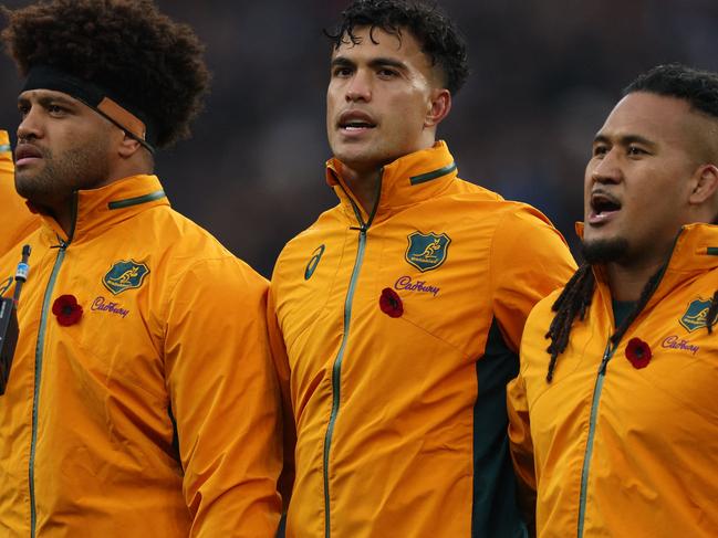 Australia's centre Joseph-Aukuso Suaalii (C) sings their National Anthem in the line-up ahead of kick-off in the Autumn Nations Series International rugby union test match between England and Australia at the Allianz Stadium, Twickenham in south-west London, on November 9, 2024. (Photo by Adrian Dennis / AFP)