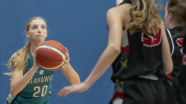 Sunny Lappin for Seahawks. Div 2 Gold Medal Match North Gold Coast Seahawks Teal vs Southern Districts Titans. Under 16 Girls State Basketball Championships. Friday, April 15, 2022. Picture: Nev Madsen.