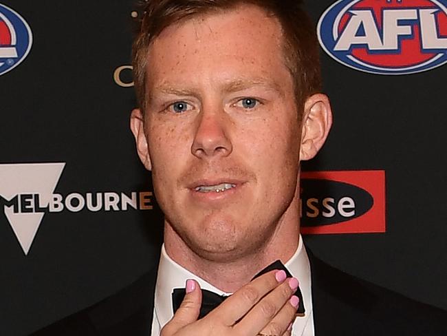 Jack Riewoldt has his tie adjusted as he poses for a photograph on the red carpet at the 2018 Brownlow Medal ceremony at the Crown Palladium in Melbourne, Monday, September 24, 2018. The Brownlow medal is awarded to the the AFL's best and fairest player. (AAP Image/Julian Smith) NO ARCHIVING, EDITORIAL USE ONLY