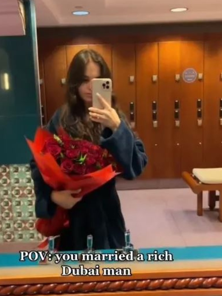 She also held a huge bouquet of beautiful red roses. Picture: TikTok