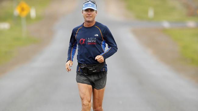 Tom Denniss returns to Sydney after running a marathon a day for 20 ...