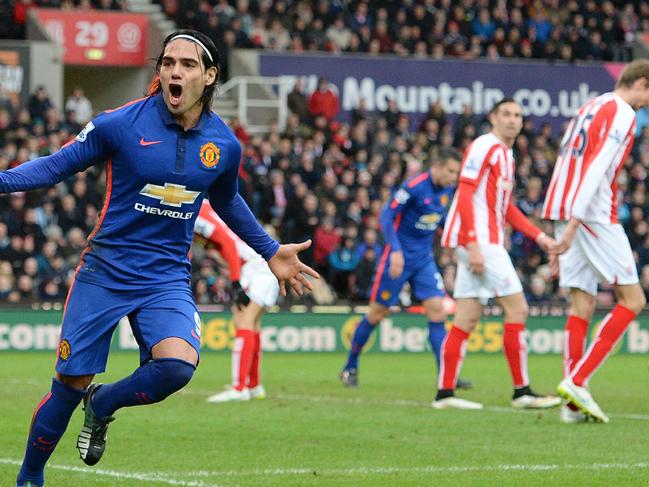 Manchester United's Colombian striker Radamel Falcao (L) celebrates after scoring his team's first goal during the English Premier League football match between Stoke City and Manchester United at the Britannia Stadium in Stoke-on-Trent, central England, on January 1, 2015. AFP PHOTO / OLI SCARFF RESTRICTED TO EDITORIAL USE. No use with unauthorized audio, video, data, fixture lists, club/league logos or “live” services. Online in-match use limited to 45 images, no video emulation. No use in betting, games or single club/league/player publications.