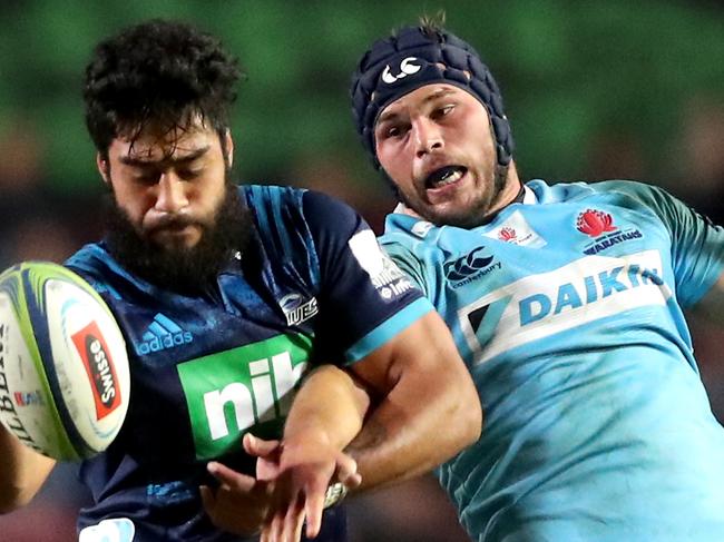 Akira Ioane of the Blues and Michael Wells of the Waratahs contest a lineout during the Round 12 Super Rugby match between the NSW Waratahs and the Blues at Brookvale Oval in Sydney on Saturday, May 5, 2018. (AAP Image/Jeremy Ng) NO ARCHIVING, EDITORIAL USE ONLY