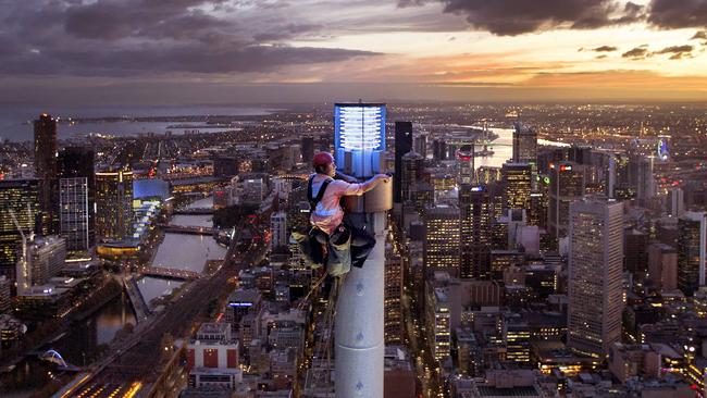 101 Collins lightshow Melbourne: tower creates skyline spectacle