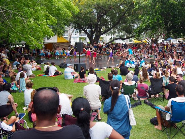 Crowds at the Nightcliff Seabreeze Festival