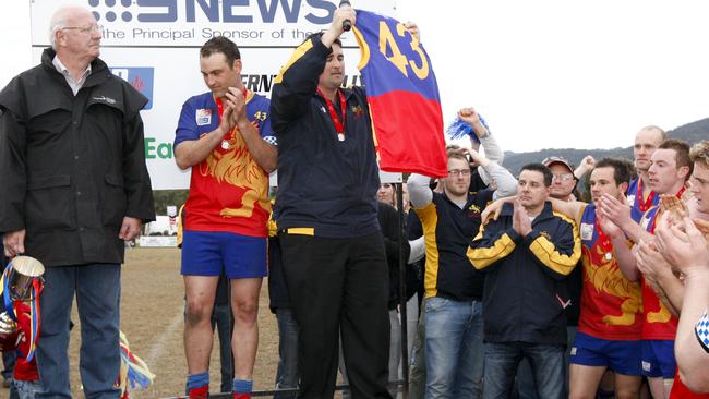 Hayden Stanton raises the number 43 guernsey on the premiership dais in 2010, in tribute to Jarrod Fearon-Brown.