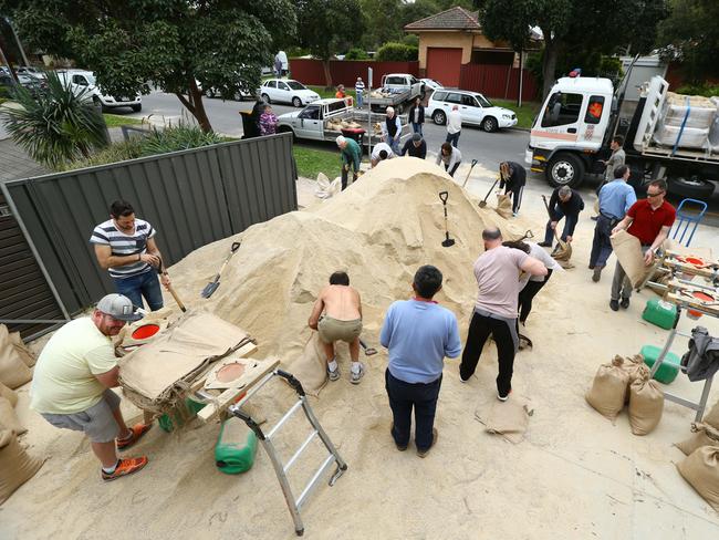 People grab last-minute sandbags at the Burnside CFS station. Picture: Tait Schmaal