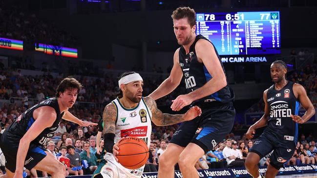 MELBOURNE, AUSTRALIA - FEBRUARY 01: Jordan Crawford of the JackJumpers drives at the basket under pressure during the round 19 NBL match between Melbourne United and Tasmania Jackjumpers at John Cain Arena on February 01, 2025 in Melbourne, Australia. (Photo by Graham Denholm/Getty Images)