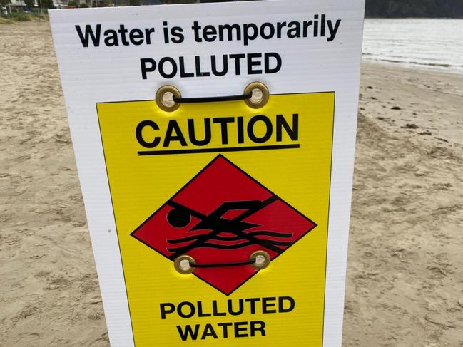 Sign at southern end of Kingston Beach warning of pollution due to nearby sewage spill