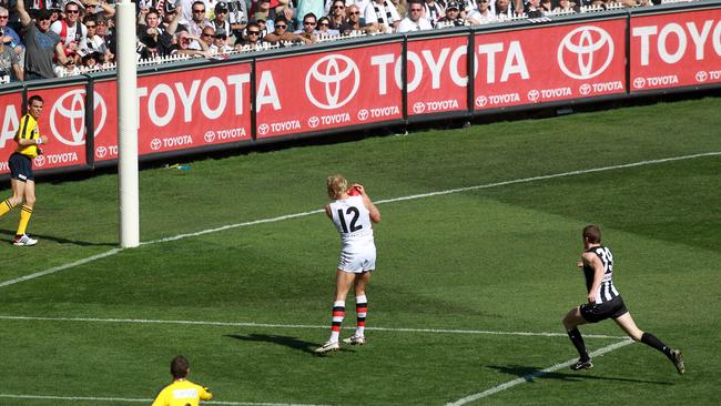 Nick Riewoldt runs into an open goal, only to have his kick smothered by Heath Shaw.