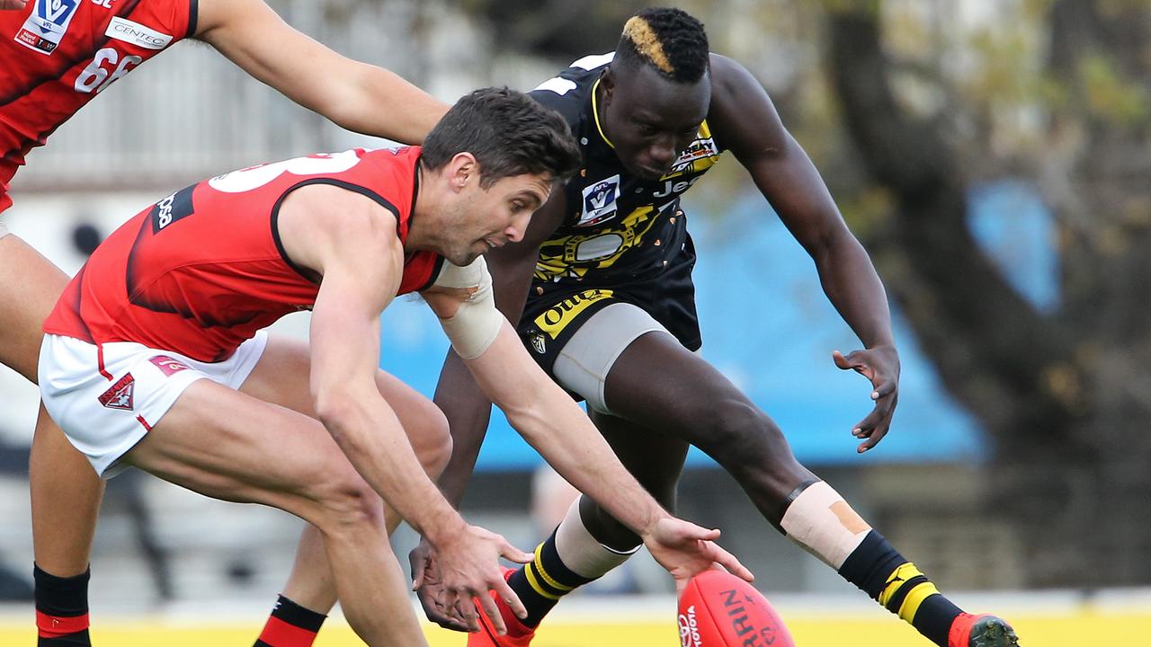 Mabior Chol has gone with a yellow stripe in his hair. Pic. Martin Keep/AFL Photos