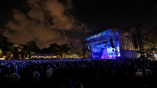 Closing night crowd on Sunday during Crowded House’s performance. Picture: Topbunk