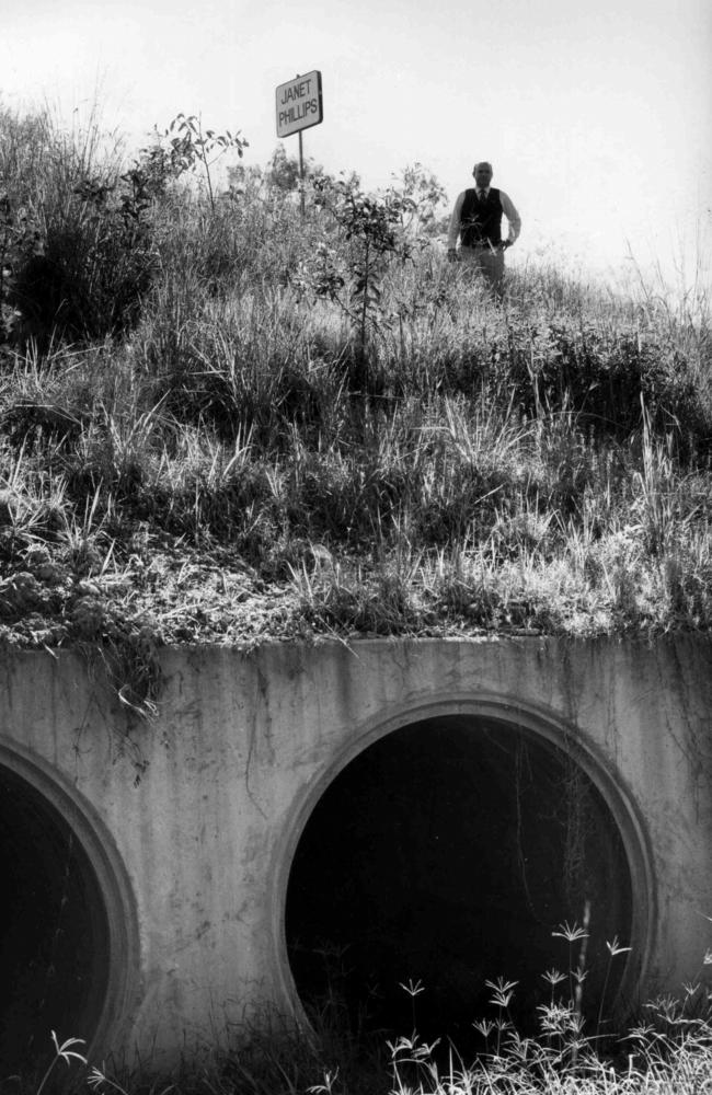 A detective surveys the Janet Phillips murder scene on Gateway Arterial road in 1987