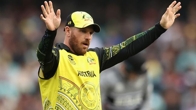 SYDNEY, AUSTRALIA - OCTOBER 22: Aaron Finch of Australia signals to team mates during the ICC Men's T20 World Cup match between Australia and New Zealand at Sydney Cricket Ground on October 22, 2022 in Sydney, Australia. (Photo by Mark Kolbe/Getty Images)