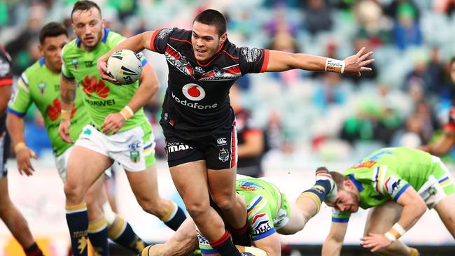 Tuimoala Lolohea of the Warriors breaks the Raiders defence.