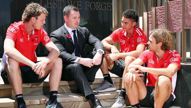 Former Army commando Mick Bainbridge talks with Swans players Nick Blakey (left), Zac Foot and James Rowbottom at the North Bondi RSL War Memorial. Picture: Tim Hunter.