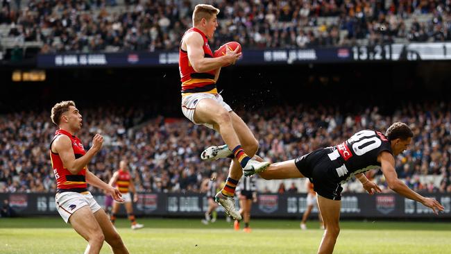 Nick Murray takes a spectacular mark over Ash Johnson. Picture: Michael Willson/AFL Photos via Getty Images