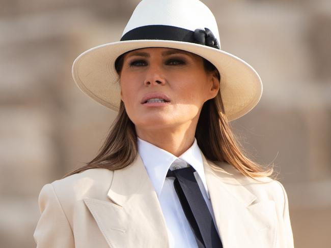 US First Lady Melania Trump visits the Giza Pyramids on October 6, 2018, during the final stop of her week-long trip through four countries in Africa. (Photo by SAUL LOEB / AFP)