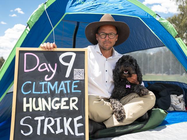 CANBERRA, AUSTRALIA, NewsWire Photos. NOVEMBER 10, 2023: Canberra man Gregory Andrews, 55, is on day 9 of an indefinite hunger strike in front of parliament at Parliament House in Canberra. Picture: NCA NewsWire / Martin Ollman