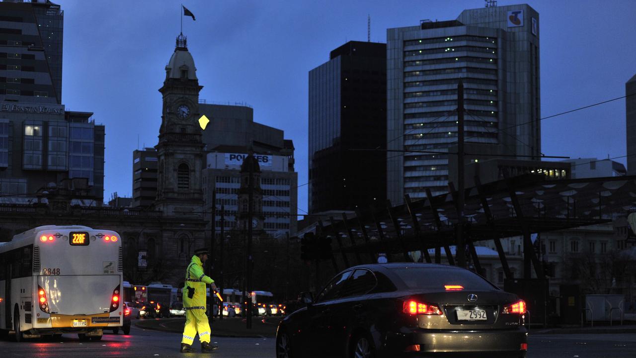 Police direct traffic around the CBD in Adelaide after the power network stops working. Wednesday September, 28, 2016. (AAP Image/David Mariuz) NO ARCHIVING, EDITORIAL USE