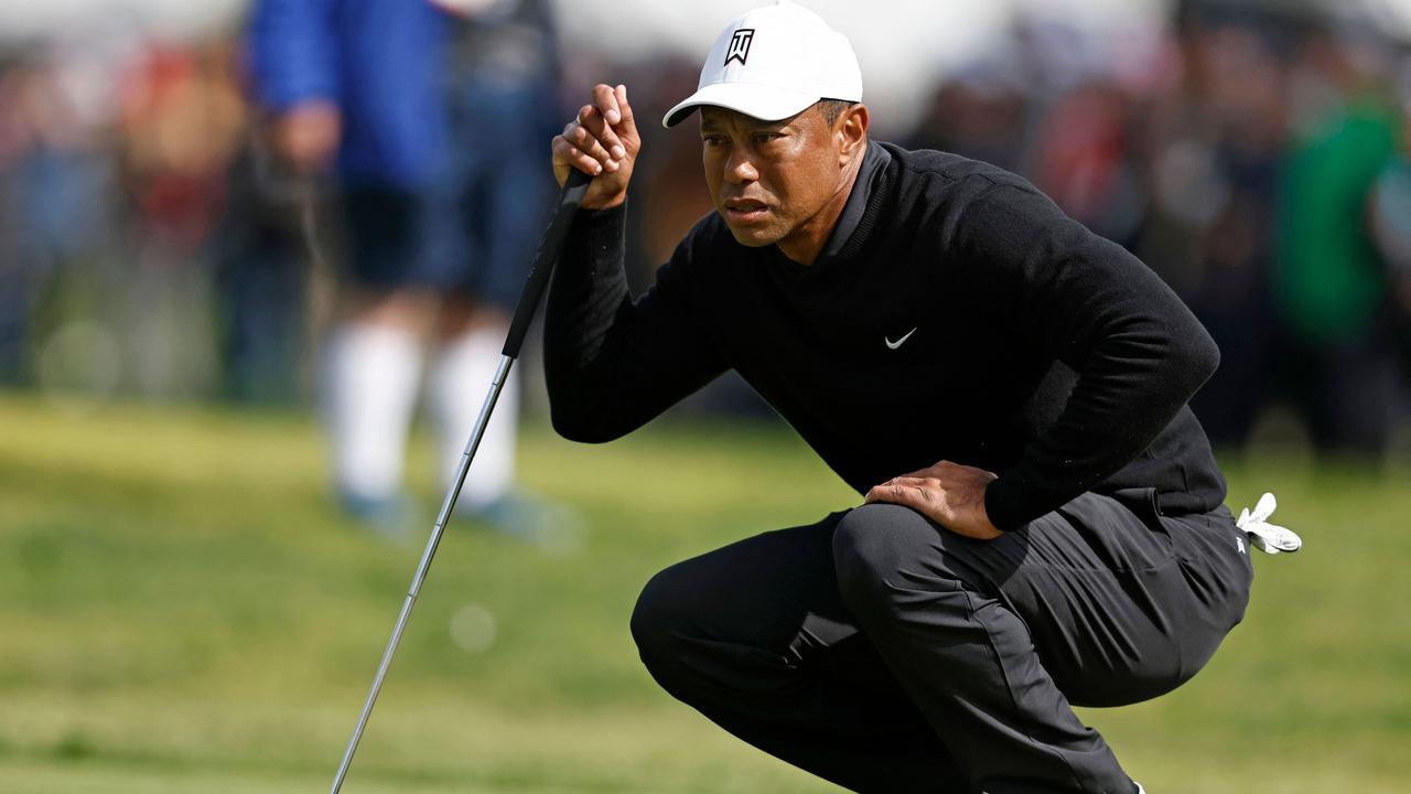 PACIFIC PALISADES, CALIFORNIA – FEBRUARY 17: Tiger Woods of the United States lines up a putt during the second round of the The Genesis Invitational at Riviera Country Club on February 17, 2023 in Pacific Palisades, California. Michael Owens/Getty Images/AFP (Photo by Michael Owens / GETTY IMAGES NORTH AMERICA / Getty Images via AFP)