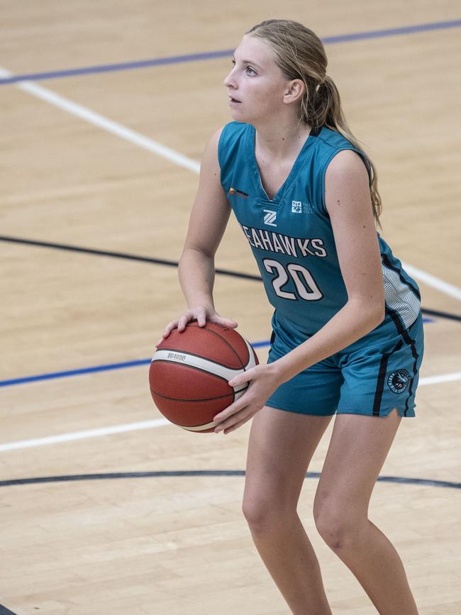 Sunny Lappin for Seahawks. Div 2 Gold Medal Match North Gold Coast Seahawks Teal vs Southern Districts Titans. Under 16 Girls State Basketball Championships. Friday, April 15, 2022. Picture: Nev Madsen.