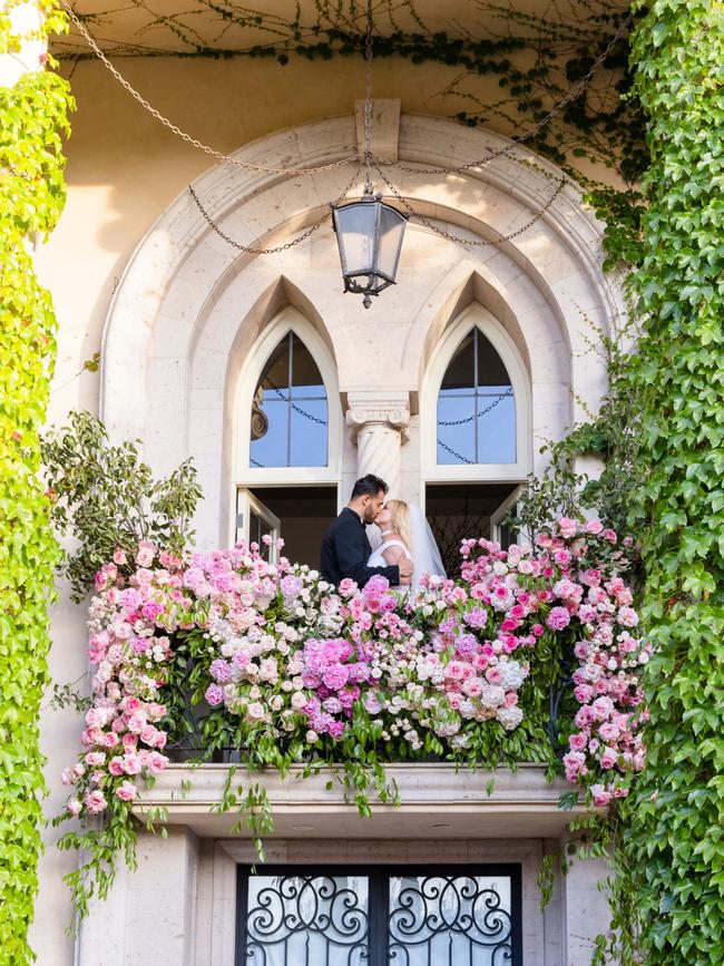 The newly married couple share a kiss on the balcony of Spears’ LA home. Picture: Kevin Ostajewski/Shutterstock/MEDIA MODE