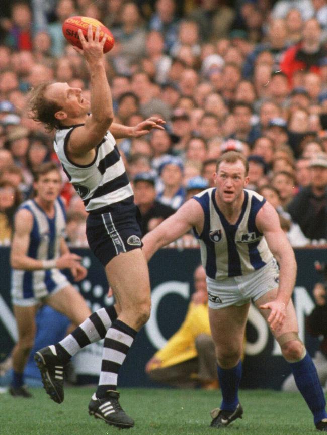 Gary Ablett marks just before the siren in the 1994 preliminary final.