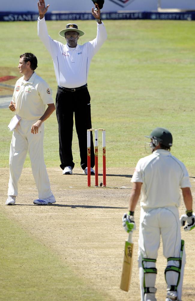 Umpire Steve Bucknor signals a six from AB de Villiers off the bowling of Bryce McGain.