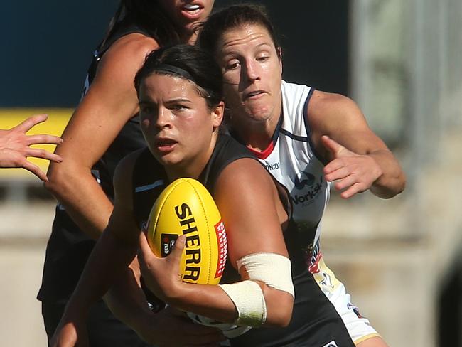 Madison Prespakis of the Blues breaks from the pack during the Round 2 AFLW match between Carlton and the Adelaide Crows at Ikon Park in Melbourne, Sunday, February 10, 2019. (AAP Image/Hamish Blair) NO ARCHIVING, EDITORIAL USE ONLY