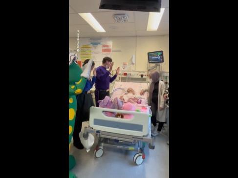 The Wiggles perform at dying toddler's bedside