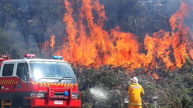                         <s1>DIFFERENT VIEW: Indigenous knowledge can help. Above, fire south of Geeveston. </s1>Picture: NIKKI DAVIS-JONES