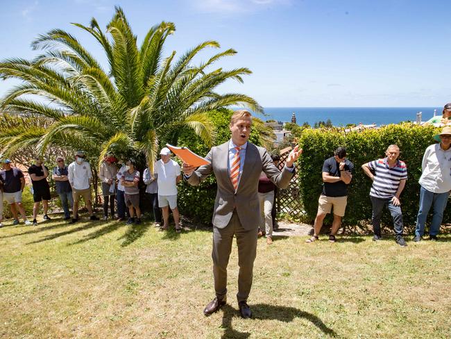 26th November 2022. The Sunday Telegraph. Property.Coogee, Sydney, NSW, Australia.Pics by Julian Andrews.Pictures from the auction of 5, Thomas Street, Coogee, as auctioneer Jake Moore brings down the gavel on the sale.