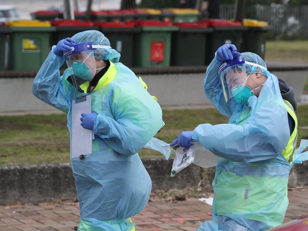 SYDNEY, AUSTRALIA NewsWire Photos July 14: The Covid-19 testers at the Bondi Beach pop-up clinic have their work cut out for them today with long lines of cars and strong winds over 60km per hour blowing their PPE around. Picture: NCA NewsWire/David Swift