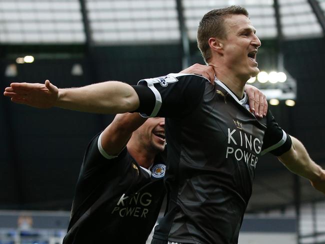 Leicester City's German defender Robert Huth (R) celebrates scoring his team's third goal during the English Premier League football match between Manchester City and Leicester City at the Etihad Stadium in Manchester, north west England, on February 6, 2016. / AFP / ADRIAN DENNIS / RESTRICTED TO EDITORIAL USE. No use with unauthorized audio, video, data, fixture lists, club/league logos or 'live' services. Online in-match use limited to 75 images, no video emulation. No use in betting, games or single club/league/player publications. /